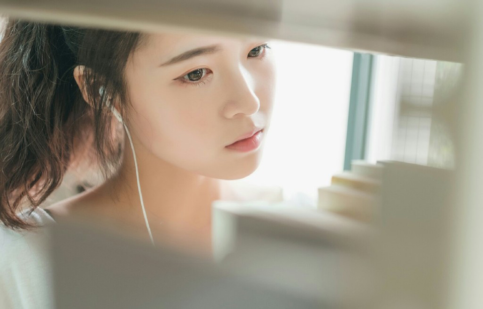 在这里，与各位再共同勉励一次，我们要做聪明的人，做有智慧的人有慈爱又肯诚实对人对己的勇者。就算天大的事情来了，也不逃避它，心平气和地为自己争取最合理的解决之道，不可以做一个弱者，凡是不顺心便跌倒的人是要被社会淘汰的，做一个有弹性的人，当是我们一生追求的目标。——三毛《亲爱的三毛》